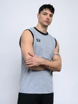 Musculosa gris con cuello y sisas ribeteadas en rojo. Logo de Umbro bordado en el pecho.