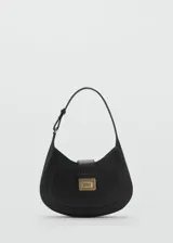 Bolso tipo hobo de color negro con asa corta regulable, cierre metálico dorado a presión y forro interior con bolsillo de cremallera.