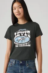 Remera negra de algodón con cuello redondo y estampado frontal con el logo de Levi's y la leyenda "The Original" en color blanco y celeste.