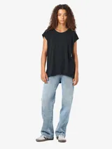 Remera básica negra de algodón orgánico con cuello redondo y mangas cortas.