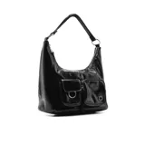 Cartera tipo hobo de cuero sintético color negro, con correa corta al hombro y dos bolsillos frontales con cierre.
