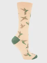 Medias largas de algodón color crema con estampado de colibríes en tonos verde y marrón. El puño, el talón y la punta son de color verde oscuro.