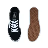 Championes Vans Filmore Decon negros con la línea lateral blanca y suela blanca. Inspirados en la cultura del skate, con estructura en lona liviana y suela waffle.