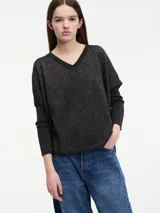 Sweater negro con textura brillosa, escote en V y manga larga.