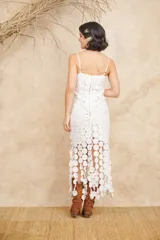 Vestido midi blanco con breteles finos y detalle de círculos en relieve.