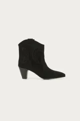 Bota corta de cuero vacuno descarne color negro, con diseño bordado en el lateral, taco de madera y punta fina.