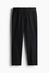 Pantalón de vestir negro de corte recto, con cierre frontal, pretina con botón, bolsillos laterales y traseros ribeteados con botón.
