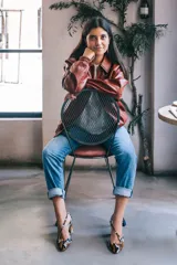 Zapatos de tacón con estampado animal print en tonos marrón, blanco y negro. Tienen punta fina, pulsera con hebilla lateral y tacón ancho. Interior de piel y suela de cuero.