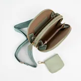 Bandolera color verde agua con correa ancha de tela estampada y monedero pequeño con cierre.