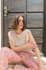 Musculosa tejida color marrón con diseño calado y flecos en los hombros.