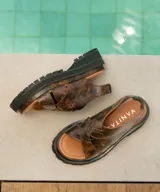Sandalia de cuero vacuno, con doble suela de goma deportiva y elástico en el talón, diseño cómodo y moderno.