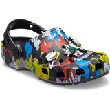 Zuecos Crocs Classic con estampado de Mickey y sus amigos, con correa trasera negra y dijes de Pluto, Daisy y Goofy.