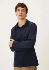 Polera azul marino de manga larga con cuello polo y tapeta de dos botones.