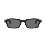 Gafas de sol unisex con montura cuadrada negra y lentes grises. Patillas transparentes con detalle de remaches plateados. Incluye estuche.