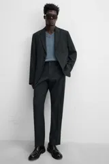 Blazer regular fit confeccionada en tejido con cáñamo y lana de origen italiano. Cuello con solapas de muesca y manga larga acabada en puño con botones. Bolsillos de vivo en pecho y de solapa en cadera. Detalle de bolsillo interior. Bajo con aberturas en espalda. Cierre frontal de botonadura.