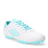 Championes de fútbol con diseño en blanco y detalles en celeste, ideales para rendimiento en la cancha.