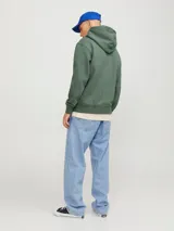 Canguro verde con capucha y cordones ajustables, bolsillo tipo canguro y puños y bajo acanalados. Estampado en relieve con el texto "Originals Studio BROUGHT TO YOU BY JACK&JONES® DESIGNED IN COPENHAGEN".