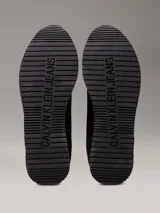 Zapatillas urbanas Calvin Klein, estilo retro runner, color negro con logo CK en el lateral.