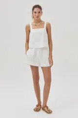 Short blanco de lino con elástico en la cintura y lazos regulables.