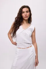 Musculosa celeste de algodón con escote en V y breteles finos.
