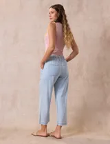 Pantalón blanco liso marca Dash, con pretina trasera elastizada y bolsillos delanteros y traseros. Corte cropped.