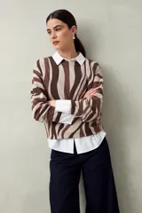 Sweater de punto liviano con estampado animal print estilizado en tonos neutros. De silueta relajada y tejido suave al tacto.