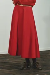 Falda midi roja de tiro medio con pliegues y cierre lateral con cremallera oculta.