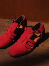 Sandalias mallorquinas de gamuza color verde azulado con tiras entrecruzadas y hebilla dorada al tobillo.