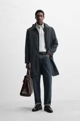 Parka relaxed fit confeccionada en tejido técnico repelente al agua. Interior acolchado desmontable. Cuello solapa con capucha desmontable. Manga larga con puño ajustable con botones a presión. Bolsillos de vivo en cadera. Bajo con abertura central en espalda. Cierre frontal con cremallera oculta por solapa con botones a presión. Chaleco interior acolchado y desmontable con cuello pico y manga sisa.