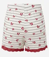 Short de pijama de viscosa color crema con rayas finas oscuras y estampado de cerezas rojas. Presenta ribetes de encaje rojo en los bordes de las piernas y cintura.