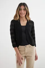 Cardigan abierto color negro, de tejido liviano y semitransparente con franjas horizontales más transparentes en las mangas. Tiene mangas tres cuartos y cuello en V sin abotonadura.