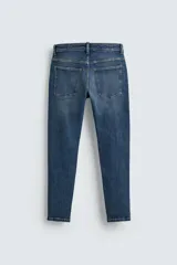 Pantalón de jean azul oscuro, corte skinny, largo cropped y efecto lavado.