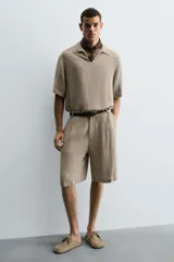 Zueco color beige de piel con acabado serraje, detalle de cordones y bordón en el empeine, plantilla acolchada, horma redonda y suela ultrafina a contraste.