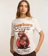 Remera blanca de algodón con cuello redondo y mangas cortas. Estampa frontal con la frase "Capybara Lovers" y un dibujo de un carpincho.