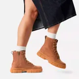 Bota de cuero color marrón con cordones, suela de goma y tirador trasero.