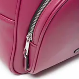 Mochila color púrpura de símil cuero con acceso por cierre. Tiene un bolsillo externo con cierre y bolsillos internos, uno con cierre y dos abiertos. La correa es regulable y el asa es fija. El interior es de tela de algodón y poliéster. Tiene el logo de XL Extra Large al frente.