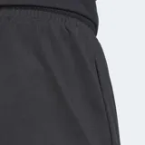 Pantalón Adidas Essentials negro de corte clásico, con cintura elástica ajustable con cordón, bolsillos frontales, dobladillo abierto, piernas cónicas y logo de las 3 barras bordado en la cadera.