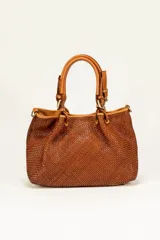 Cartera de cuero color marrón con diseño tejido y doble asa de mano.