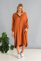 Vestido camisero color ladrillo, de corte midi y mangas largas.