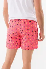 Short de baño azul con estampado de hojas de palmera en tonos azules, blancos y rosados.