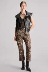 Pantalón crop de gabardina de algodón con estampado animal print, tiro medio, calce regular y bota recta. Presenta bolsillos frontales con broches personalizados y cierre frontal a la vista.