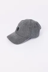 Gorra de béisbol gris con bordado de una mano en el frente.