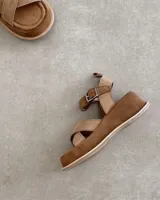 Sandalias negras de cuero vacuno con textura reptil, plataforma y hebilla plateada.