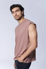 Musculosa marrón de corte oversize, sin mangas y cuello redondo.