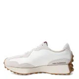 Championes urbanos New Balance modelo 327, color blanco con detalles en gris y bordó, confeccionados en gamuza y nylon, con logo "N" característico en los laterales y suela de goma color caramelo.