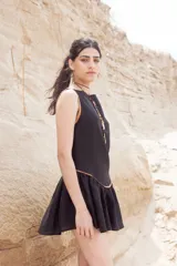 Vestido corto negro con detalles en color camel, sin mangas y falda con volados.