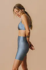 Calza corta de tiro alto con elástico en la cintura. Tejido suave de alta elasticidad con leve brillo satinado y estampado.