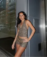 Top marrón con cuello halter y espalda descubierta.