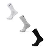 Pack de tres pares de medias deportivas New Balance, caña media (crew), en colores blanco, gris melange y negro.