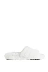 Pantuflas tipo slide forradas en piel sintética 100% poliéster, con base de goma de 4 cm.